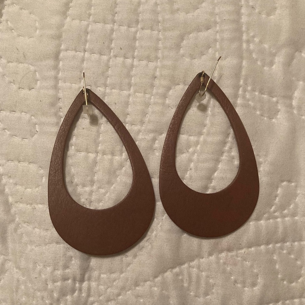 Nickel and Suede cognac cut-out earrings